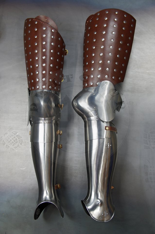 Przejciowe osony ng wykonane ze stali redniowglowej oraz utwardzanej woskiem skry, druga poowa XIV wieku./Transitional leg harness made from medium carbon steel and wax boiled leather, second half of XIV c.